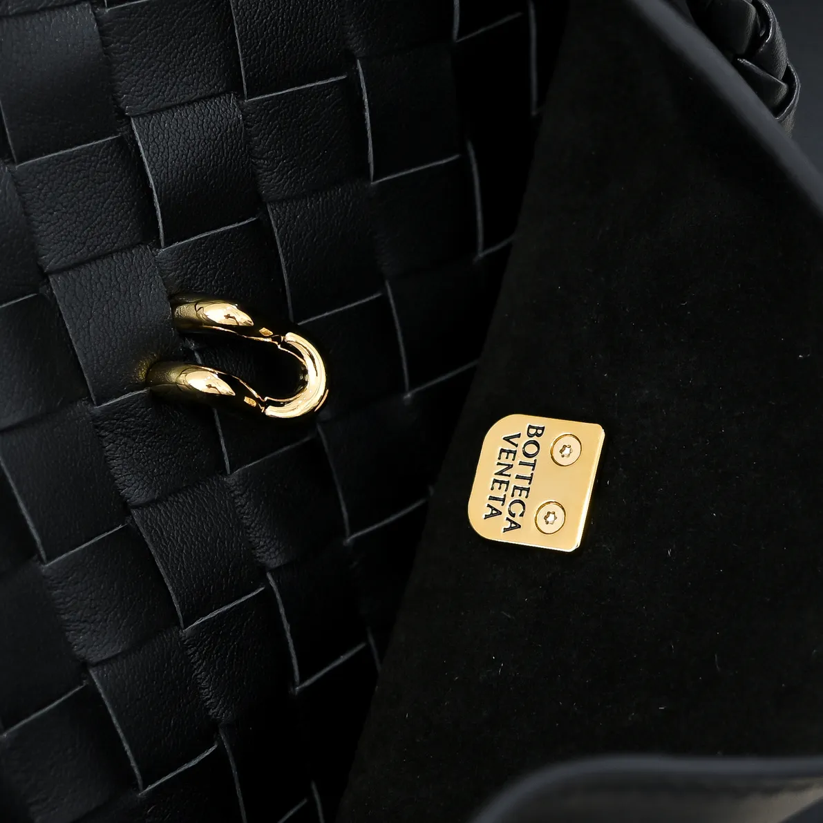 Batch 2060 #Bv New Small Ciao Ciao Handbag Who carried the cute little Ciao Ciao out on the street❣️Made of Dutch Silky Calf calfskin ~ silky to the touch. The leather is thick, and the suede lining is soft and comfortable. The relaxed feeling of stacked smooth leather, the representative woven element shoulder strap, and the perfect embellishment of golden buckles💥The unique bag shape is casual and exquisite, and super practical☄️Carry Ciao Ciao to accompany you in various occasions, and be the most stylish you🎀 Size: 26x19x10.5 Style No. 5835#